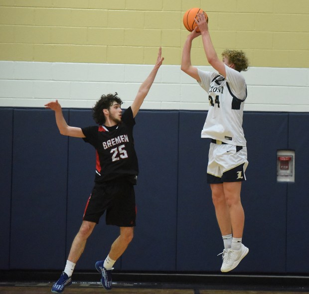 Bremen's Nathan Lagace (25) defends Lemont's Alanas Castillo (24) during a South Suburban Conference game Friday, Feb. 7, 2025 in Lemont, IL. (Steve Johnston/for the Daily Southtown)