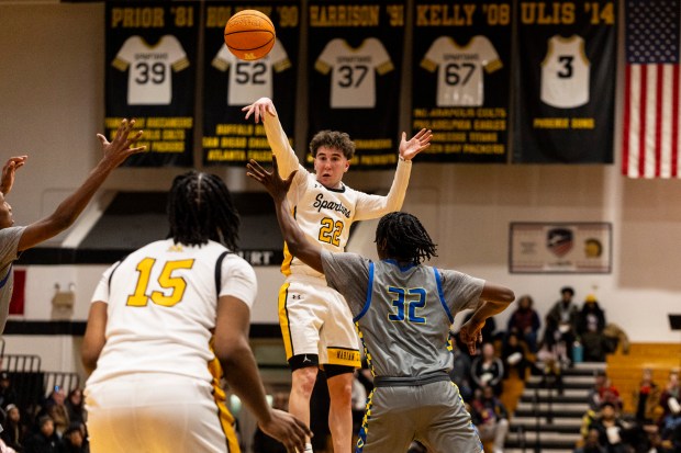 Marian Catholic's Zack Sharkey (22) throws a jump pass to Landon Mays (15) during a nonconference game against De La Salle in Chicago Heights on Friday, Feb. 21, 2025. (Vincent D. Johnson / for the Daily Southtown)