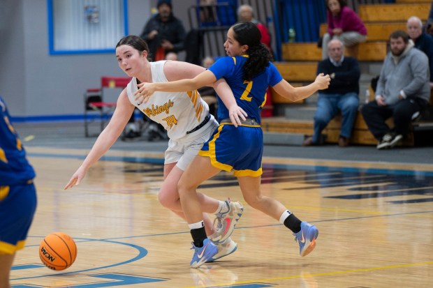 St. Laurence's Reaghan Galvin (14) drives to the basket during a game against De La Salle on Tuesday, Feb. 18, 2025, at De La Salle Institute in Chicago, Ill. (Vincent Alban/for The Chicago Tribune)