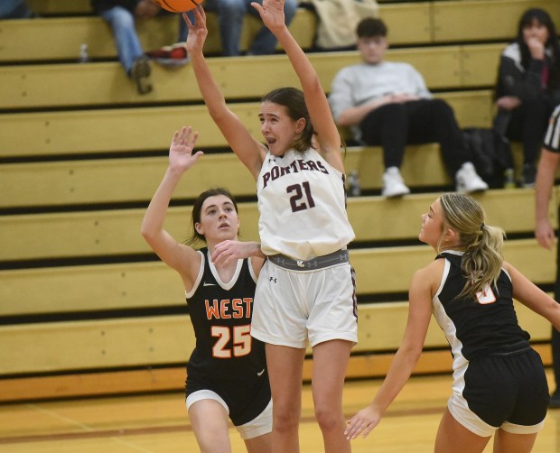 Lockport's Katie Peetz (21) puts up a shot against Lincoln-Way West during a SouthWest Suburban Conference game Tuesday, Feb. 4, 2025 in Lockport, IL. (Steve Johnston/for the Daily Southtown)