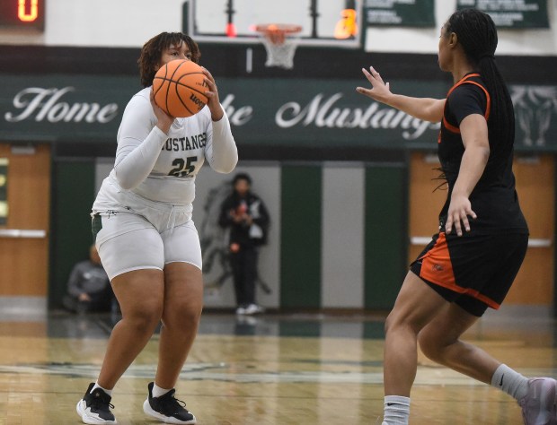 Evergreen Park's Kyziah Lewis (25) sets up for a shot against Shepard during a South Suburban Conference game Thursday, Feb. 13, 2025 in Evergreen Park, IL. (Steve Johnston/for the Daily Southtown)