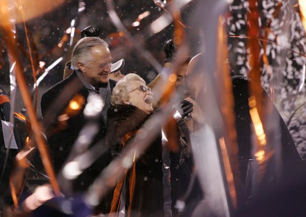 Michael and Virginia McCaskey celebrate amid streamers after the Chicago Bears beat the New Orleans Saints 39-14 in the NFC Championship game at Soldier Field on Jan. 21, 2007, in Chicago. (Jim Prisching/Chicago Tribune) 