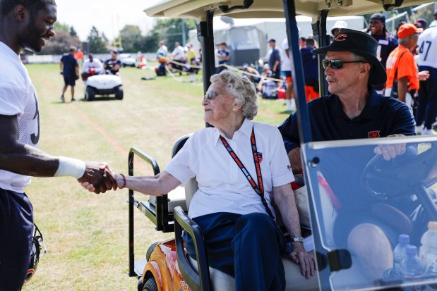 Chicago Bears inside linebacker Roquan Smith greets Virginia McCaskey and Chicago Bears chairman George H. McCaskey at the conclusion of training camp in Bourbonnais on July 30, 2019. (José M. Osorio/Chicago Tribune)