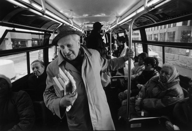 Studs Terkel takes the 147 bus home after a stint at the WFMT studio in 1992. (Chris Walker/Chicago Tribune) 