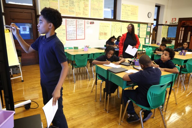 Aisha Wade-Bey presides over her 4th grade class during the math session at Richard Oglesby School on March 7, 2025. (Antonio Perez/Chicago Tribune)