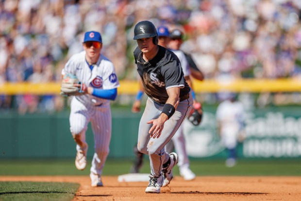 White Sox designated hitter Bobby Dalbec (32) runs between second and first bases before being tagged out during a Cactus League game against the Cubs on Feb. 22, 2025, in Mesa, Ariz. (Armando L. Sanchez/Chicago Tribune)