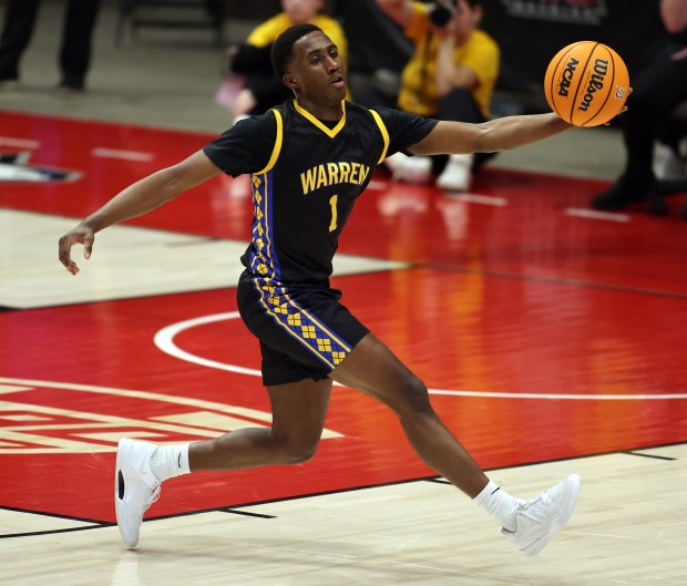 Warren's Jaxson Davis reels in a long pass