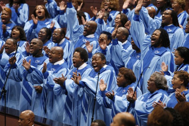 The Apostolic Church of God Sanctuary Choir sings during Sunday morning services in 2007 in Chicago's Woodlawn neighborhood. (Chuck Berman/Chicago Tribune)