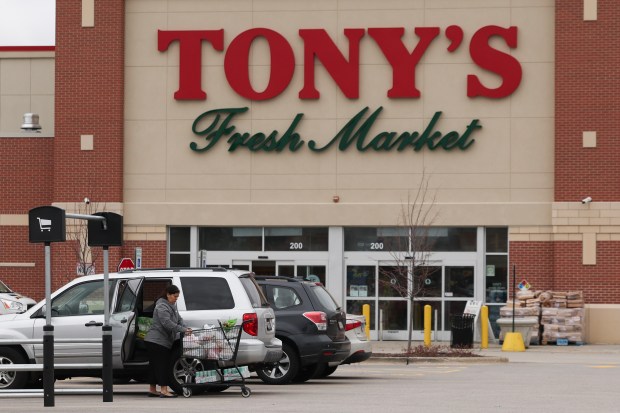 A shopper unloads her cart outside Tony's Fresh Market in Schaumburg on March 24, 2025. (Stacey Wescott/Chicago Tribune)