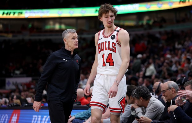 Bulls coach Billy Donovan talks with forward Matas Buzelis in the second half against the Raptors on April 1, 2025, at the United Center. (Chris Sweda/Chicago Tribune)