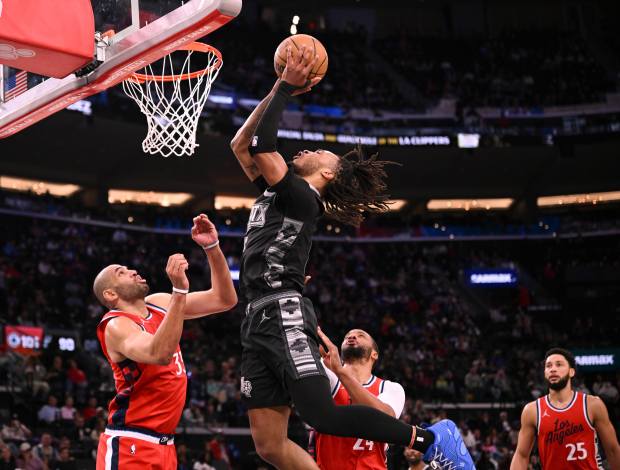 The Spurs' Stephon Castle dunks the ball during the second half against the Clippers on April 8, 2025, in Inglewood, Calif. (AP Photo/Carrie Giordano)