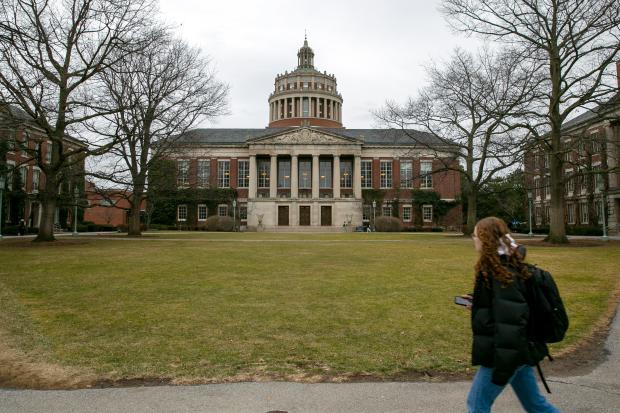 ARCHIVO - Una estudiante camina cerca de la Biblioteca Rush Rhees de la Universidad de Rochester, el miércoles 22 de febrero de 2023. (AP Foto/Ted Shaffrey, Archivo)