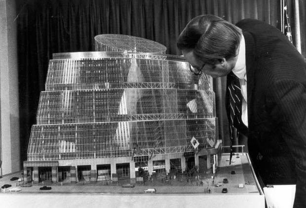 Gov. James R. Thompson unveils a working model of the new 17-story State of Illinois Center in 1980. (James Mayo/Chicago Tribune)