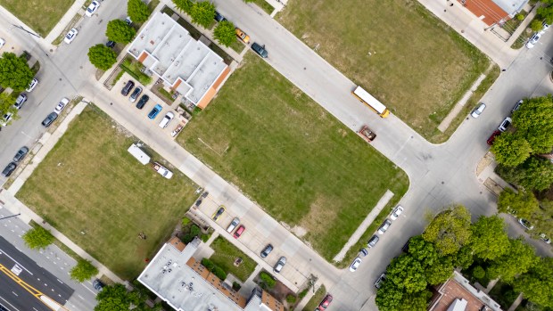 Vacant land at 1237 W. Grenshaw St., on May 27, 2025, is part of a section of lots being sold by the Chicago Housing Authority. (Brian Cassella/Chicago Tribune)