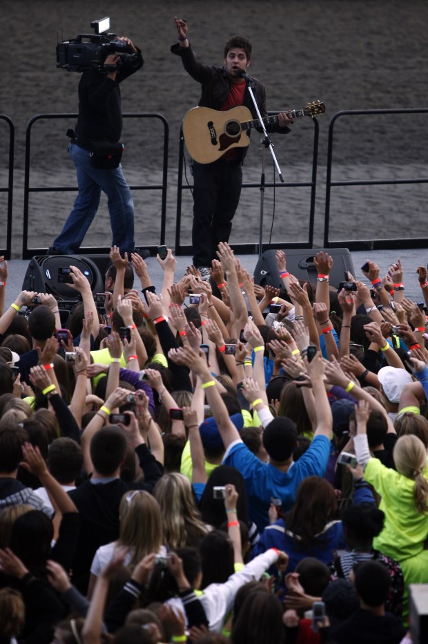 Lee DeWyze performs a mini concert at Arlington Park on May 14, 2010. (William DeShazer/ Chicago Tribune)