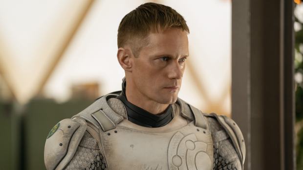 Alexander Skarsgård plays the title character in "Muderbot." (Steve Wilkie/Apple TV+)