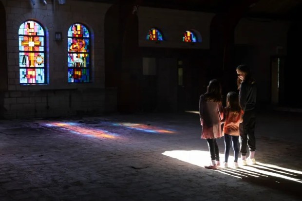Las hermanas Vivian (izquierda), Lucía e Isabel Fitzgerald, en la iglesia de St. Mary de la Asunción, en el barrio de Riverdale, Chicago, el 8 de mayo de 2025. Las Fitzgerald son feligresas de la parroquia de St. Cajetan en Beverly, otra iglesia ubicada cerca de St. Mary. (Eileen T. Meslar/Chicago Tribune)
