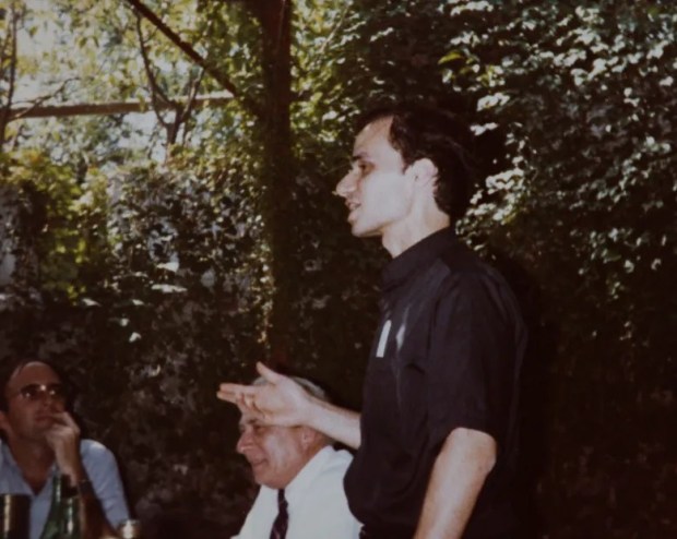 Una fotografía del nuevo Papa León XIV, cuando fue ordenado sacerdote, se encuentra sobre la mesa de la cocina de la casa de su hermano, John Prevost, el 8 de mayo de 2025, en New Lenox. (Foto cortesía de John Prevost)