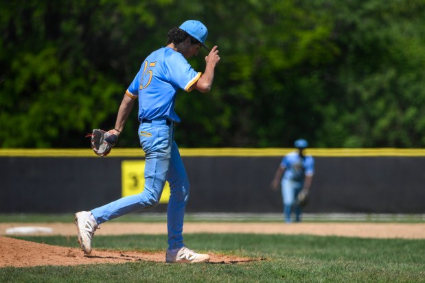De La Salle sophomore pitcher Beckett Hulten (25) grabs his hat while walking off the mound after throwing a game-ending strikeout at a De La Salle at Richards baseball game in Oak Lawn, IL on Friday, May 23, 2025. (Andrew Burke-Stevenson/for the Daily Southtown)