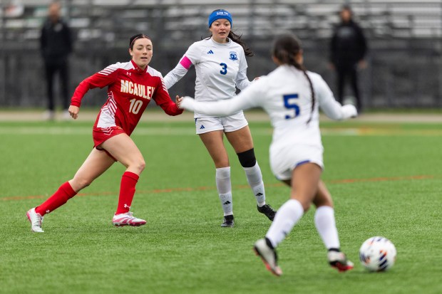 Mother McAuley's Quinn Arundel (10) steps in front of Bloom Township's Josephina Ayala (3) during the Class 3A Mother McAuley Regional semifinal in Chicago on Tuesday, May 20, 2025. (Vincent D. Johnson / for the Daily Southtown)