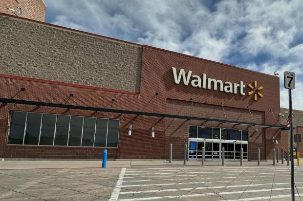 El exterior de una tienda de la cadena Walmart en Englewood, Colorado, el martes 13 de mayo de 2025. (AP Foto/David Zalubowski)