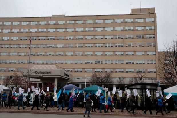 Nurses and supporters picket outside St. Joseph Medical Center in Joliet on Nov. 21, 2023. (Antonio Perez/Chicago Tribune)