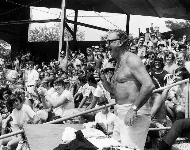 Sportscaster Harry Caray works White Sox game from center field at Comiskey Park on Aug. 16, 1972. (Don Casper/Chicago Tribune)