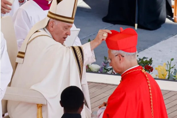 El entonces recién elegido cardenal Robert Francis Prevost, Prefecto del Dicasterio para los Obispos (derecha), recibe su birrete de manos del Papa Francisco al ser promovido en la Plaza de San Pedro del Vaticano, el 30 de septiembre de 2023. (Riccardo De Luca/AP)