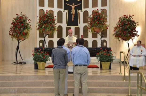 El cardenal Robert Prevost reza con estudiantes de la escuela secundaria St. Rita, una escuela agustina en la zona sur, en la capilla del Santuario de St. Rita en 2014. Prevost fue profesor suplente en la escuela hace unos 50 años. (Escuela secundaria Santa Rita)