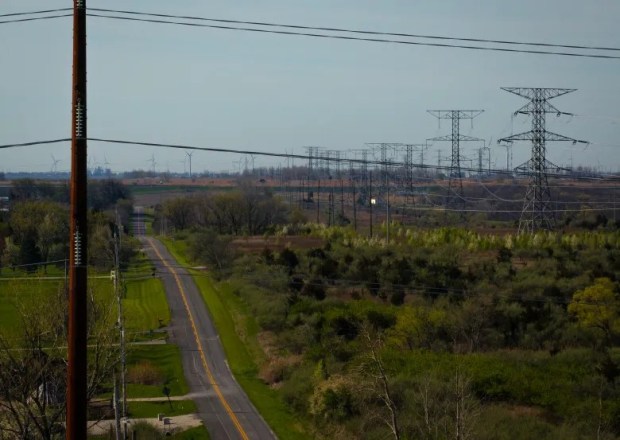 Vista hacia el sur a lo largo de la carretera East 2659 que divide las redes eléctricas MISO y PJM en Marseilles el 23 de abril de 2025. (E. Jason Wambsgans/Chicago Tribune)