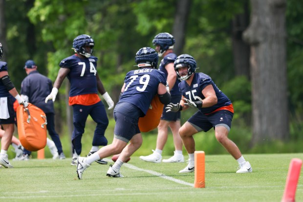 Chicago Bears guard Theo Benedet (79) and offensive tackle Ozzy Trapilo (75) participate in a drill during practice at Halas Hall on Tuesday, June 10, 2025. (Eileen T. Meslar/Chicago Tribune)