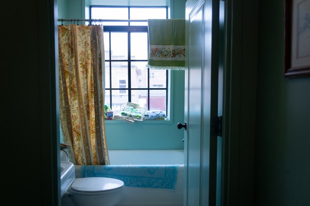 The bathroom in the Hatch Family Apartment exhibit at the National Public Housing Museum on March 27, 2025. (Audrey Richardson/Chicago Tribune)