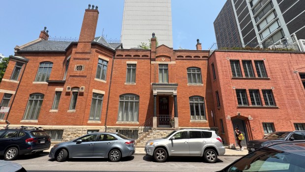 The exterior facade of the fictional restaurant Chez Quis in the 1986 film "Ferris Bueller's Day Off," is actually a residence at 22 W. Schiller, St., Chicago. (Kori Rumore/Chicago Tribune)