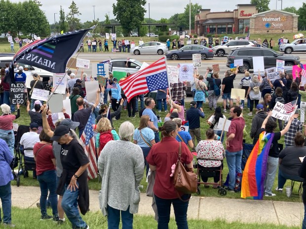 Cars honk at demonstrators on Hunt Club Road in Gurnee. (Steve Sadin/For the LakeCounty News-Sun)